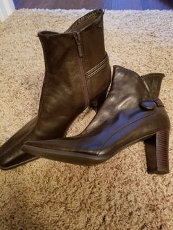 New boots sz 8 dark brown