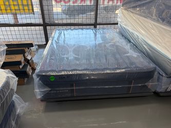 QUEEN SIZE STEARNS & FOSTER LUX ESTATE PILLOW TOP MATTRESS & BOX SPRING BED SET