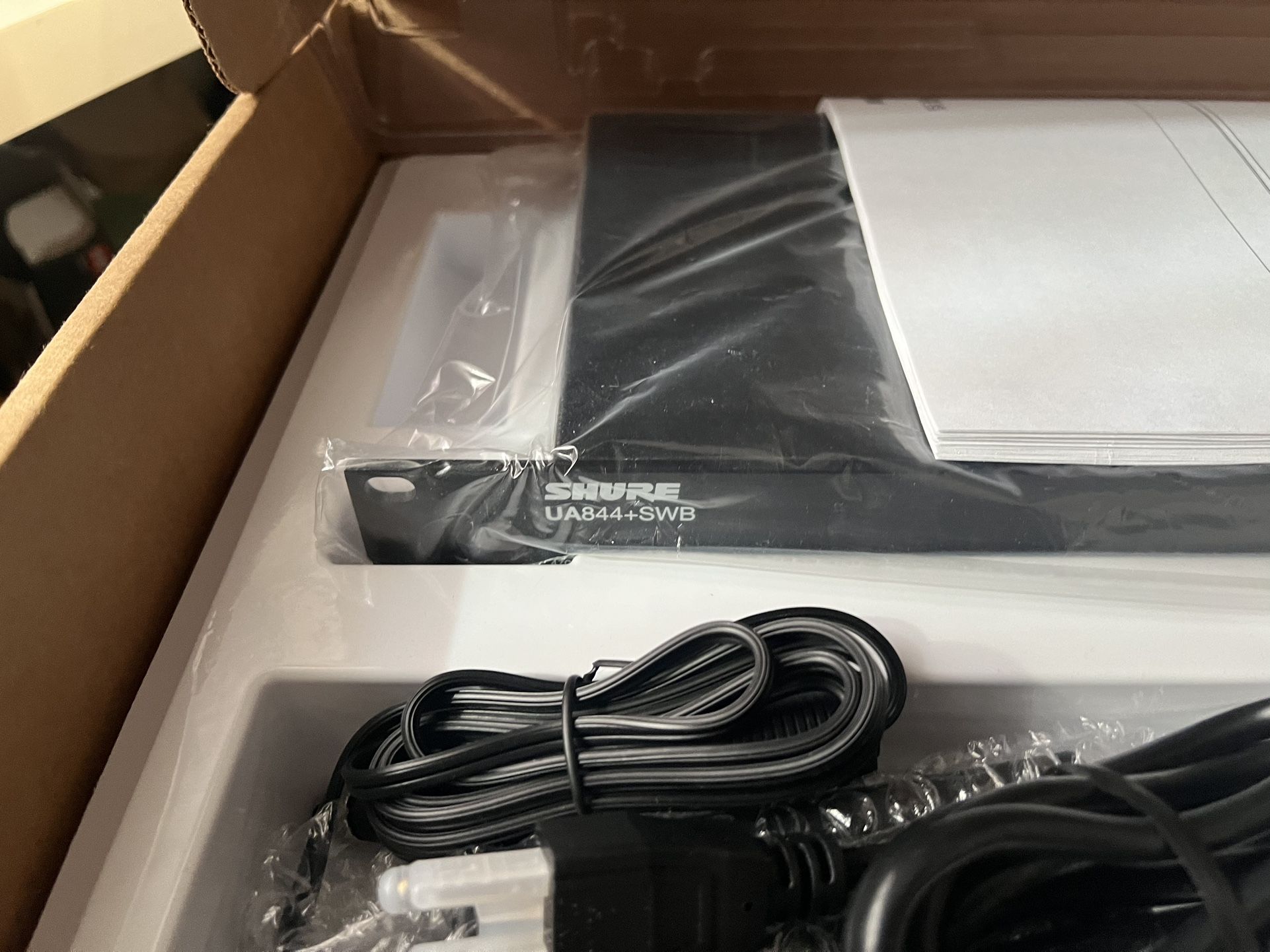 Shure UA844+SWB/LC 5-way Active Antenna Splitter and Power Distribution System