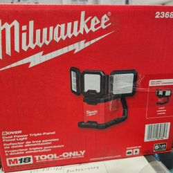 Milwaukee M18 Cordless 4500 Lumens Dual Power Triple Flood Light