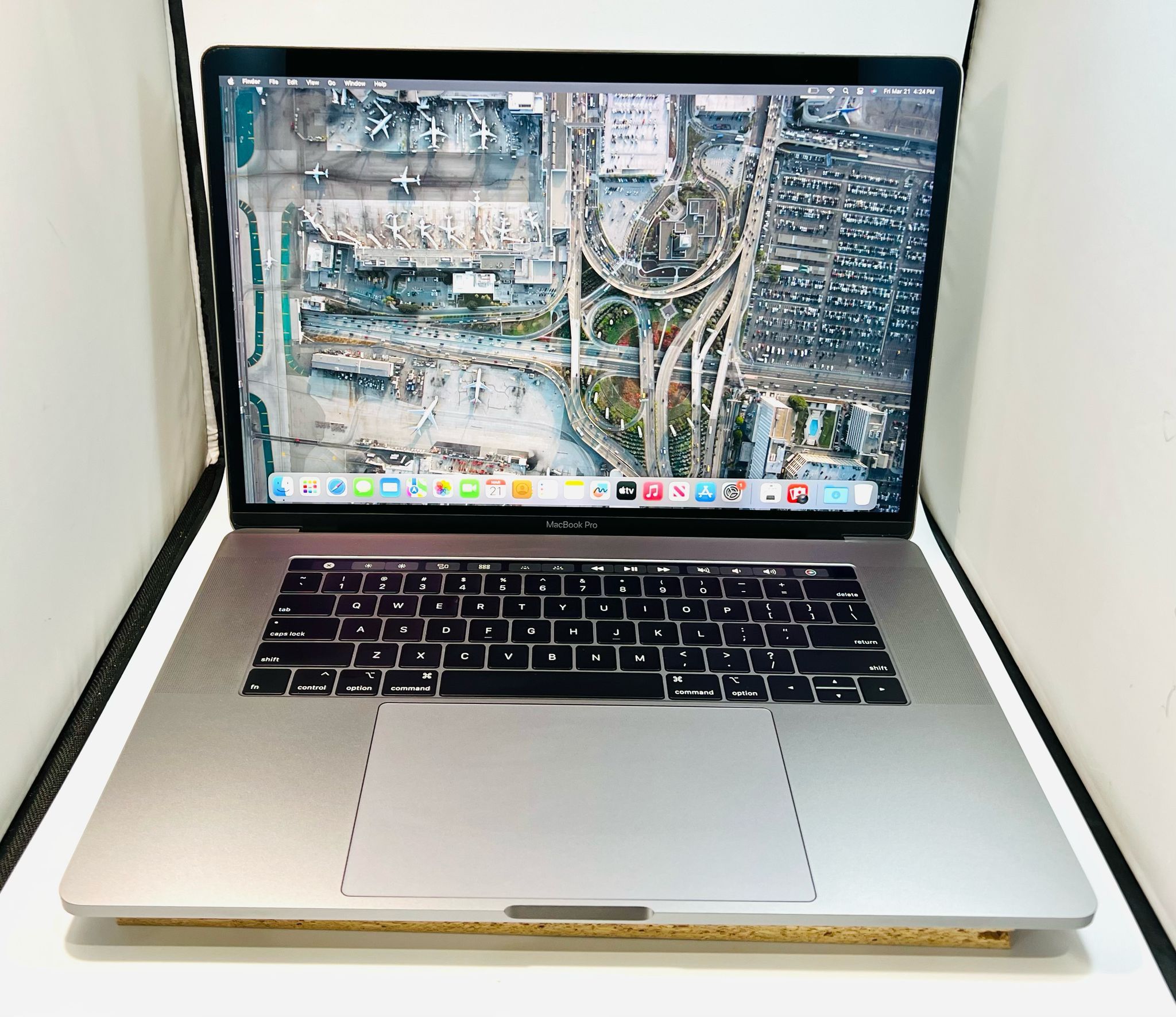 Apple MacBook Pro 15” 2018 Core i7 32GB ram 256GB Radeon