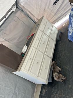 Vendo cajonera para un  garaje. De muy buena madera. X $275.  O mejor oferta