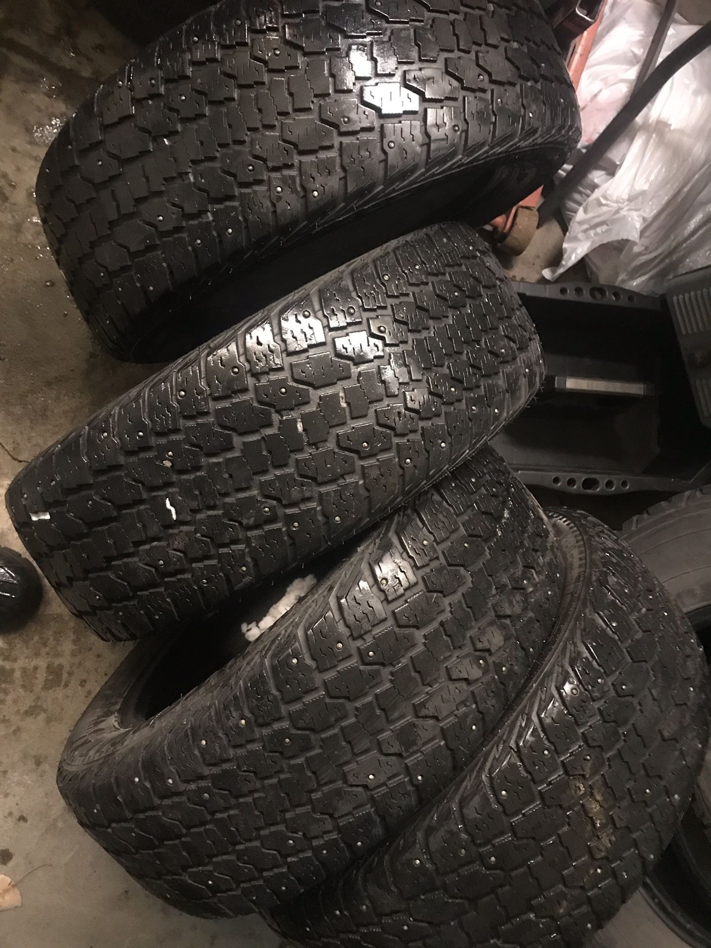 Set of 205/55R16 Dean wintercat Xt studded snow tires