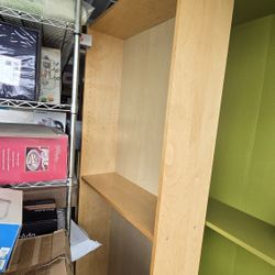 Like New Large Bookcase Bookshelf with 5 Shelves Oak
32" x 11" x 80"H

Pick up in San Jose 95148 Near Eastridge Shopping Center