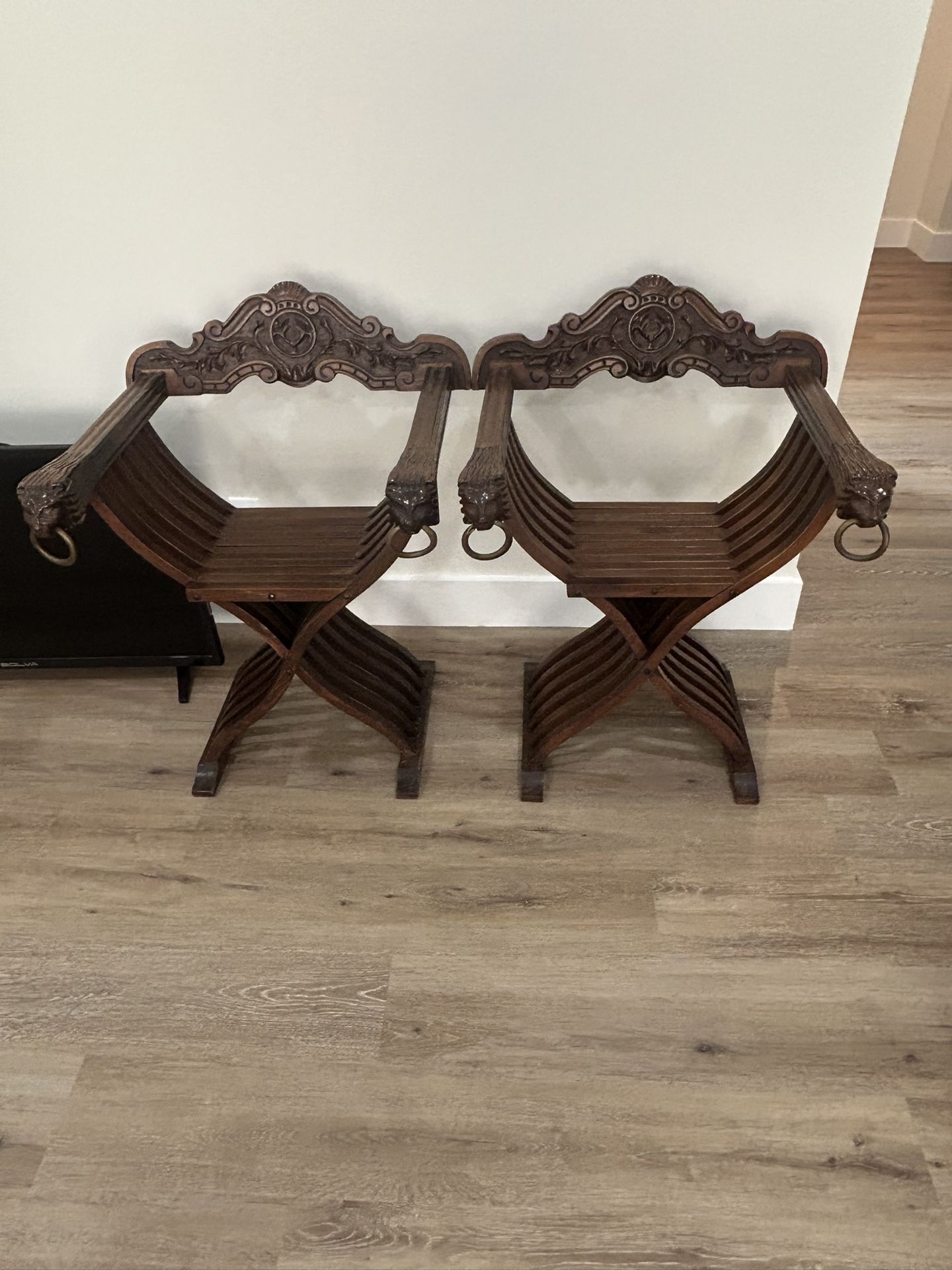Set of 2 Italian folding chairs "Savonarola" model, 1960s Intact and in excellent condition. Walnut wood.