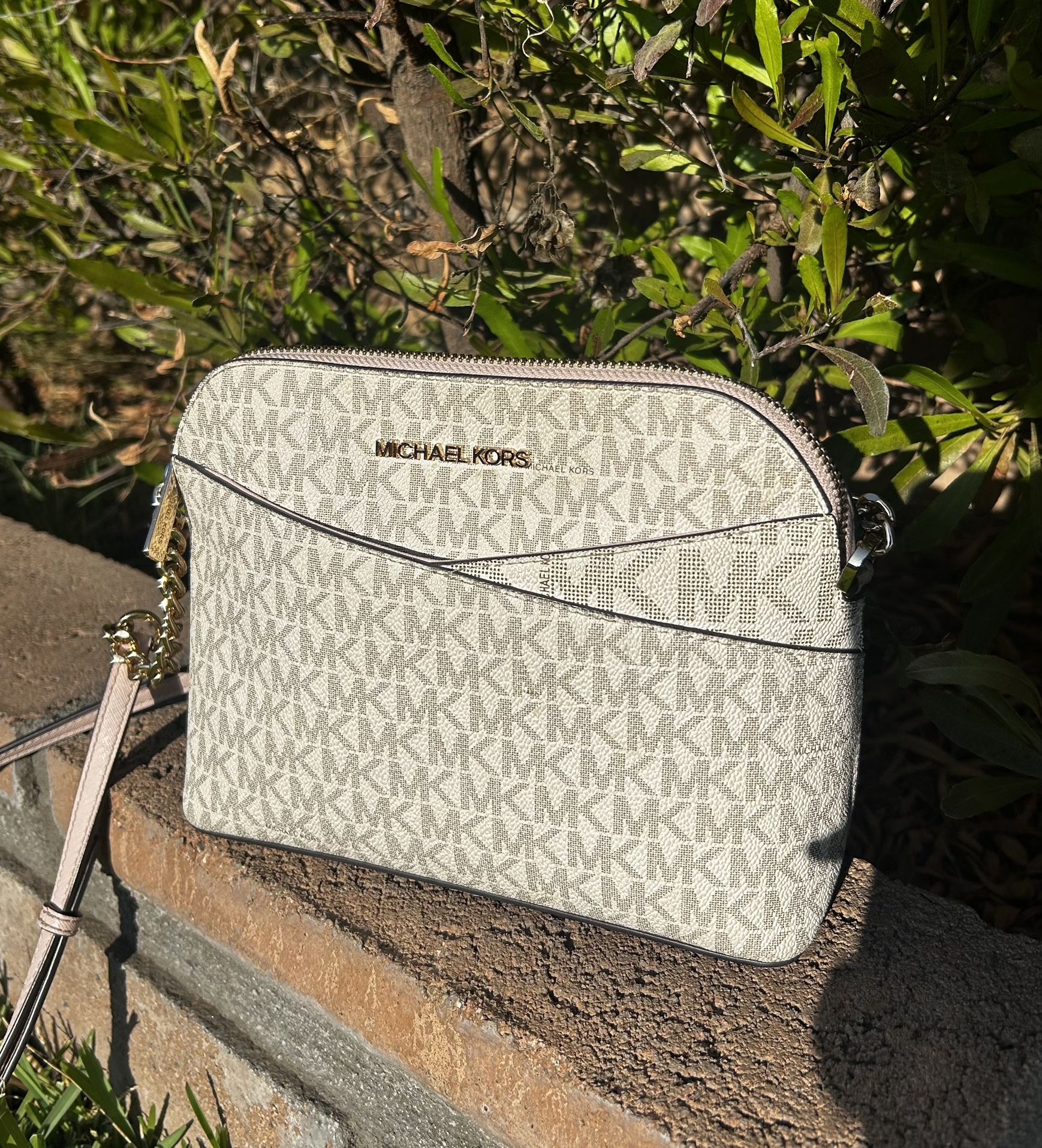 Jet Set Travel Medium Logo Dome Crossbody Bag