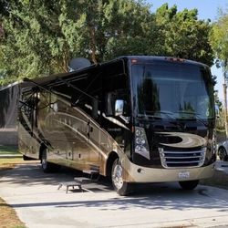 2014 Thor challenger 37ft Gas /Miles 6,100