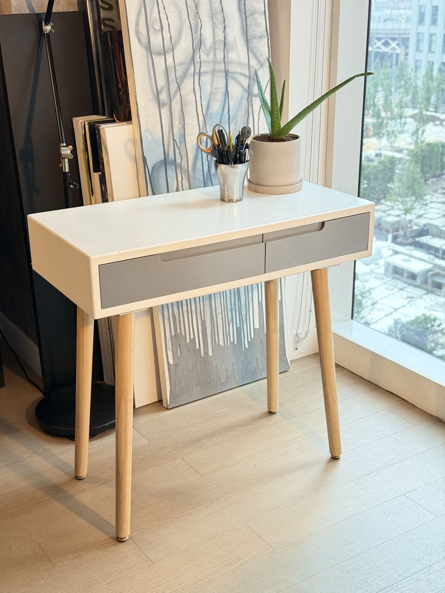 Free White Laminate Wood Vanity Table