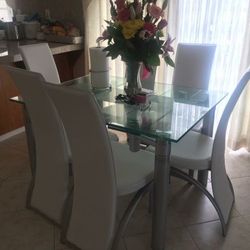 Expandable glass dining table
