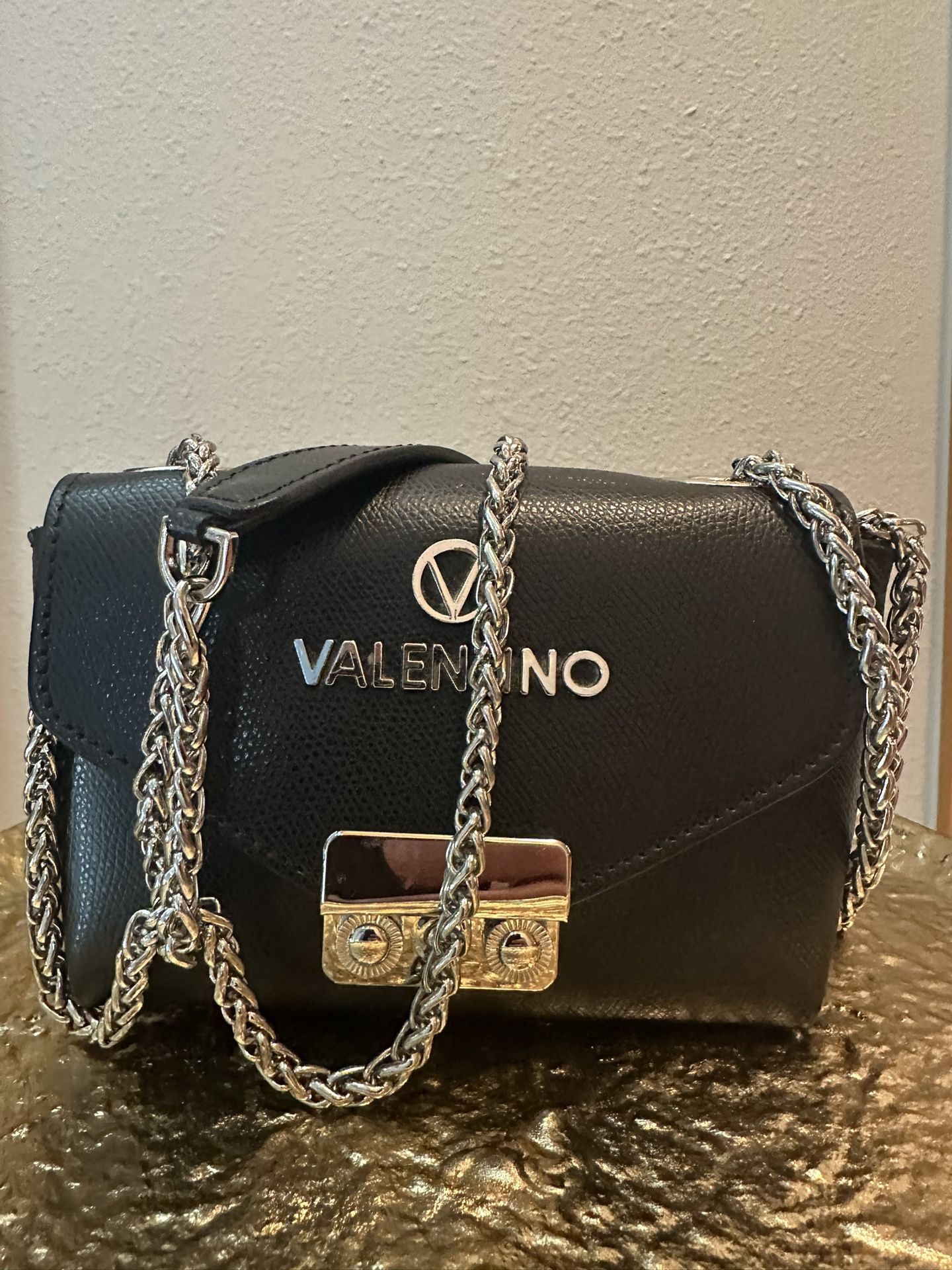 Valentino Black Leather Shoulder Bag with Silver Chain Elevate your style with this elegant Valentino shoulder bag, crafted from high-quality texture