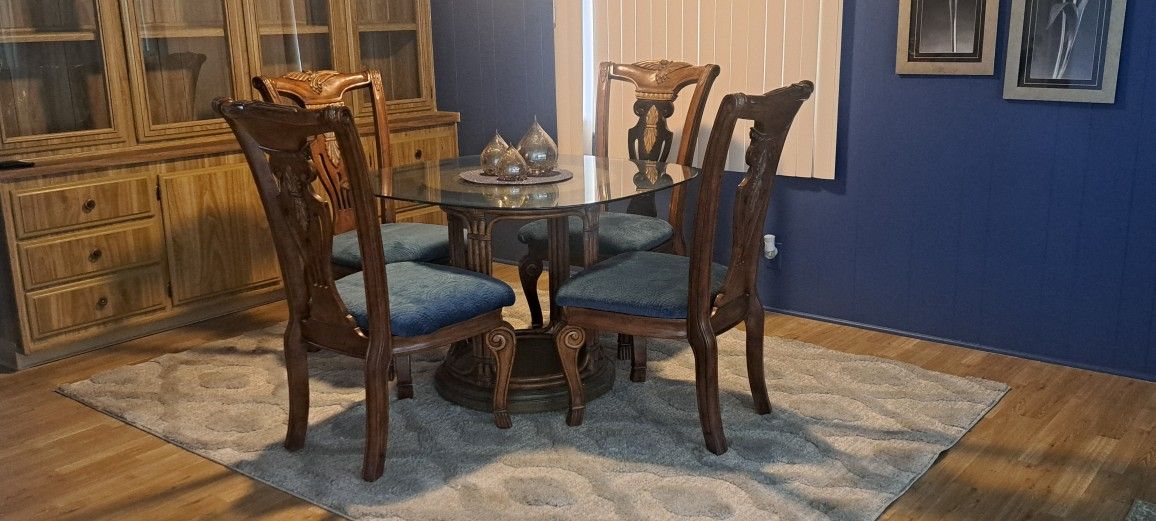 Dining Table & 4 Chairs 