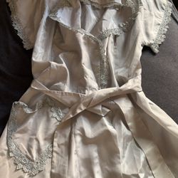 Vintage “It’s a diamond” silk lace night gown crape dechine. 