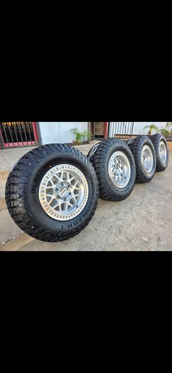 17" KMC w- 33" Ridgecrawler tires