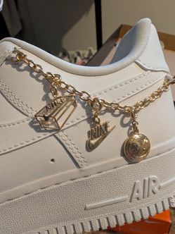 White Nike AF1 W/gold chain