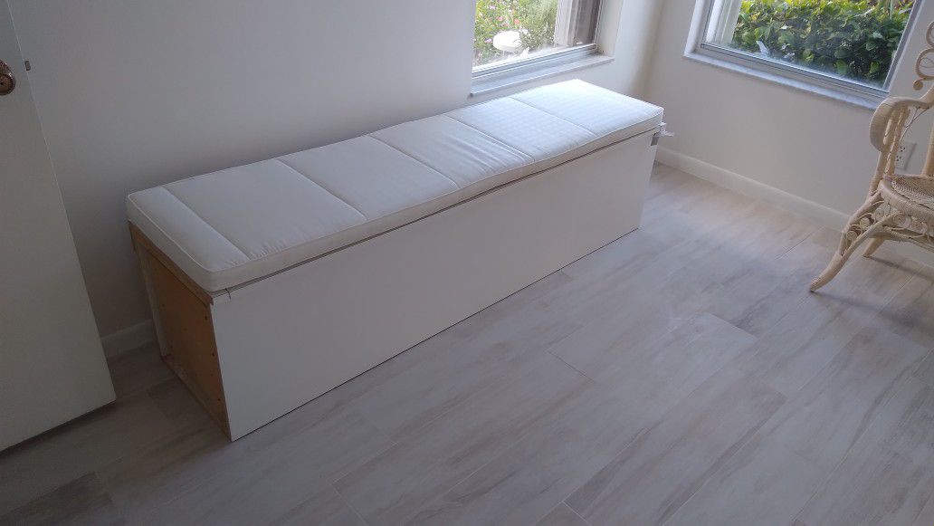 Formica bau (white) with seat cushion
