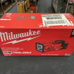 ❗️NEW❗️Milwaukee 18V LED Search Light (Tool Only)