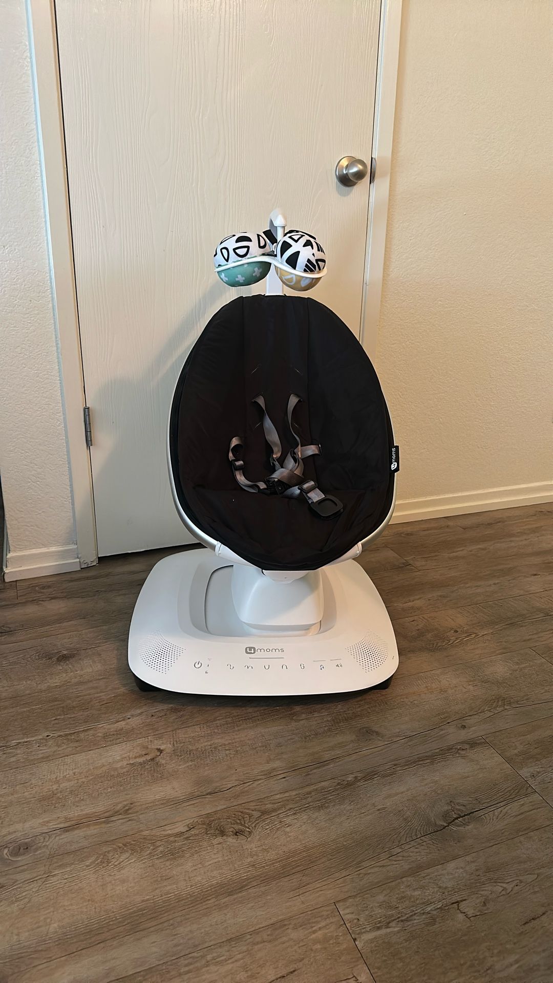 4moms MamaRoo Multi-Motion Baby Swing, Bluetooth Enabled with 5 Unique Motions, Black