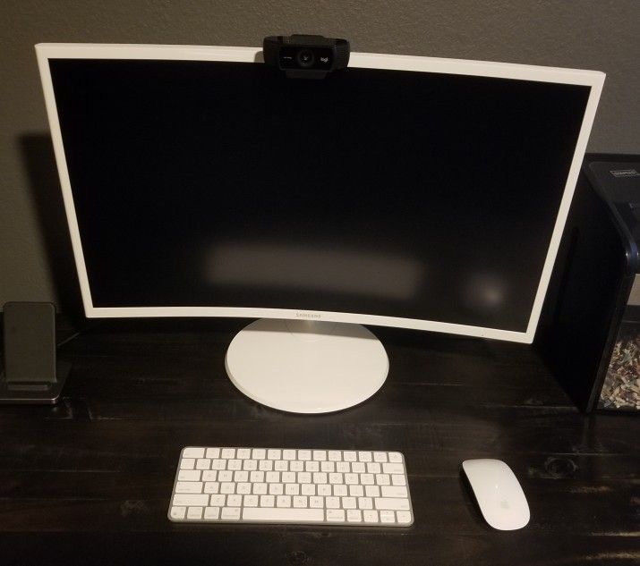 Apple Wireless Keyboard And Mouse Samsung 27 Inch Curved Monitor Logi HD Camera