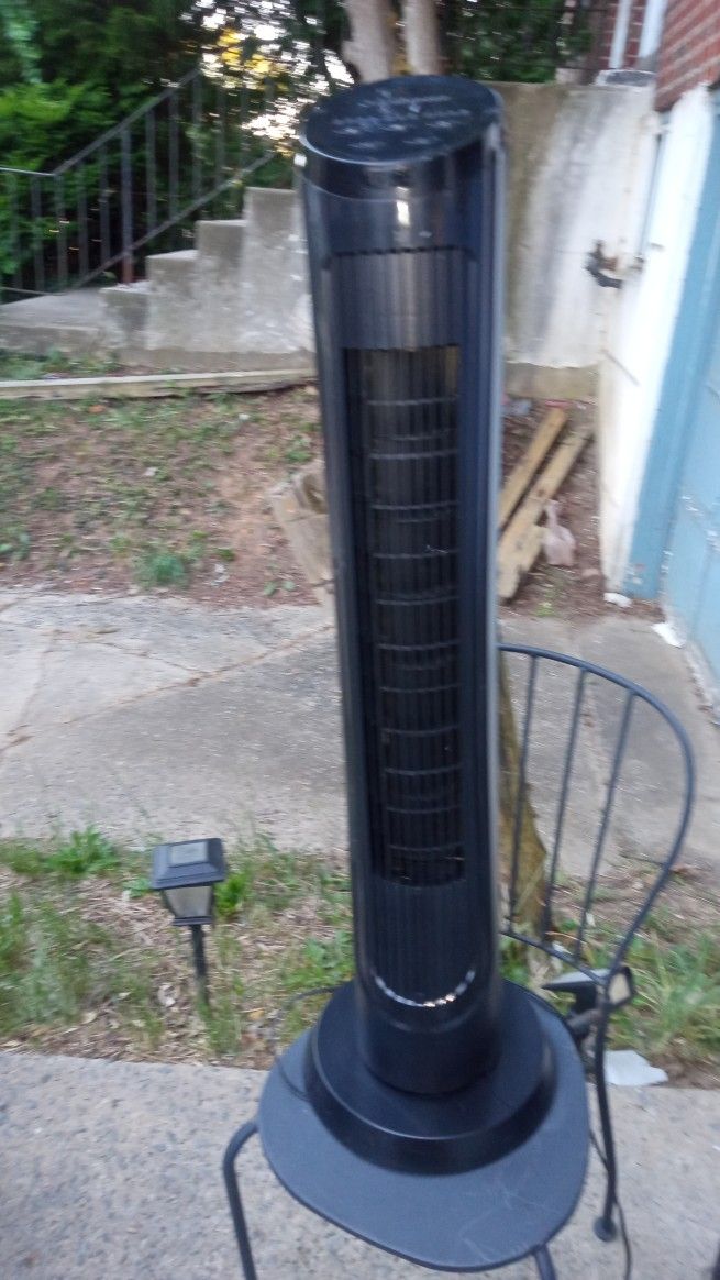 Ocean Breeze Oscillating Tower Fan Works Perfect