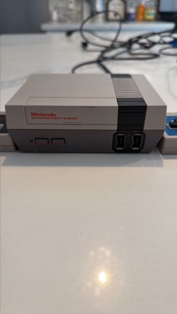 Nintendo NES Classic Edition Mini Console + 2 Controllers