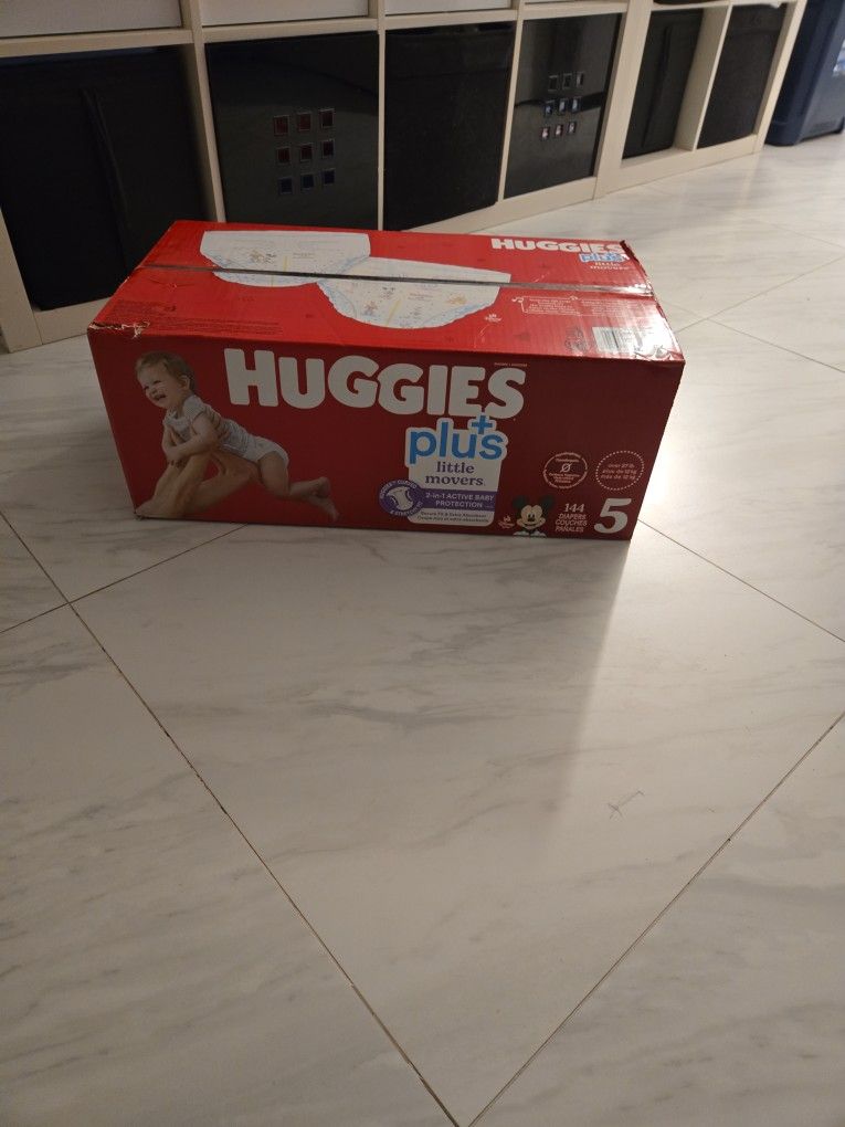 Huggies Plus Little Movers 5
