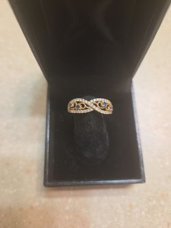 14 k gold Sapphires and diamonds ring.  Weight is 2.8 grams