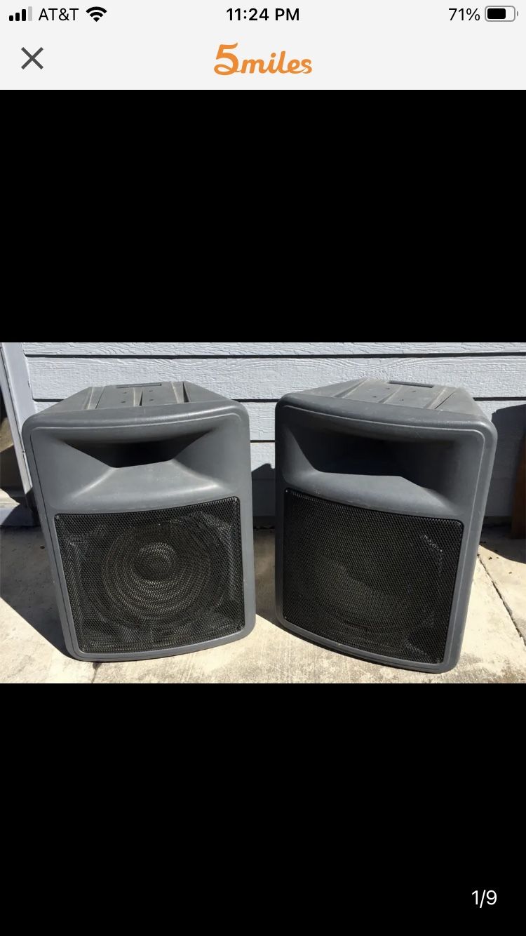 Two passive Peavey PR15 speakers