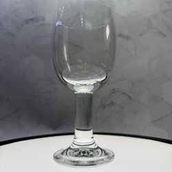 (1) VINTAGE RARE THOMAS COLONNA RED WINE GLASS 6 5/8” tall. 