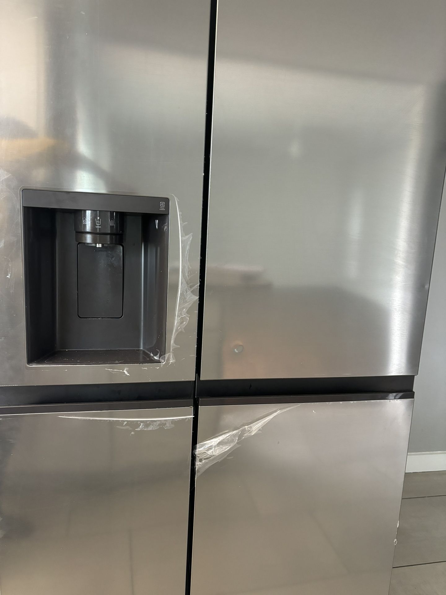 LG side By Side Refrigerator With Ice Maker Water Dispenser