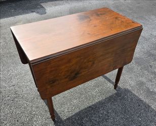 Sheraton Style Walnut Drop Leaf Table – Turned Legs