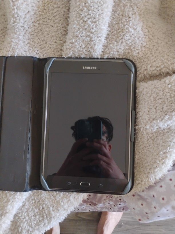 It's a Black Tablet Samsung