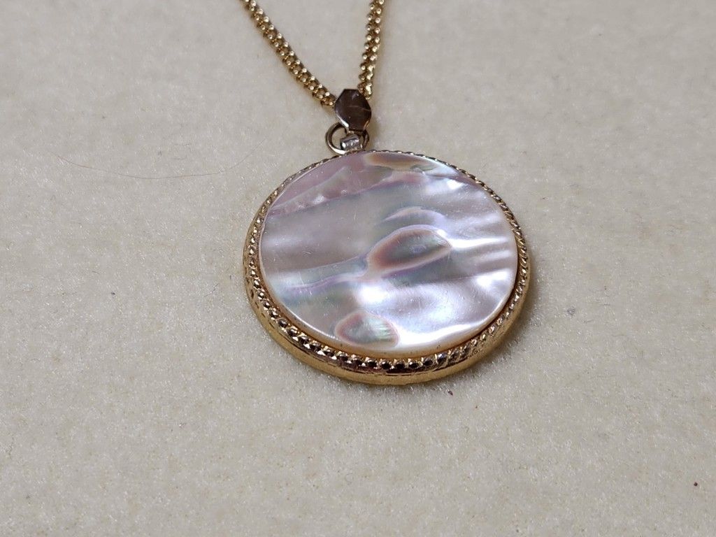 Mother of Pearl Inlay Pendant Necklace