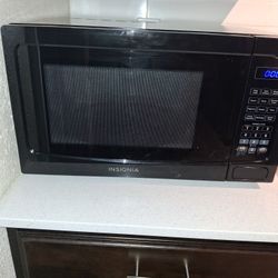 Insignia 1,000 Watt Microwave Oven