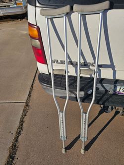 CRUTCHES  (5 ft2 to 5 ft 10)