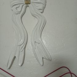 Big white bow wall decor