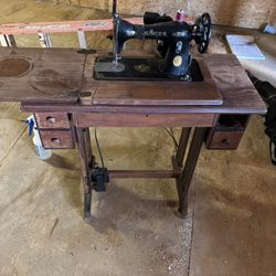 Singer Sewing Machine 
