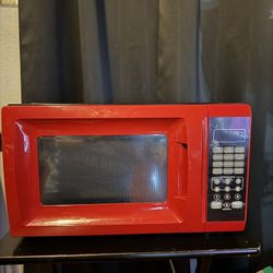 Red 700 Watts Microwave 