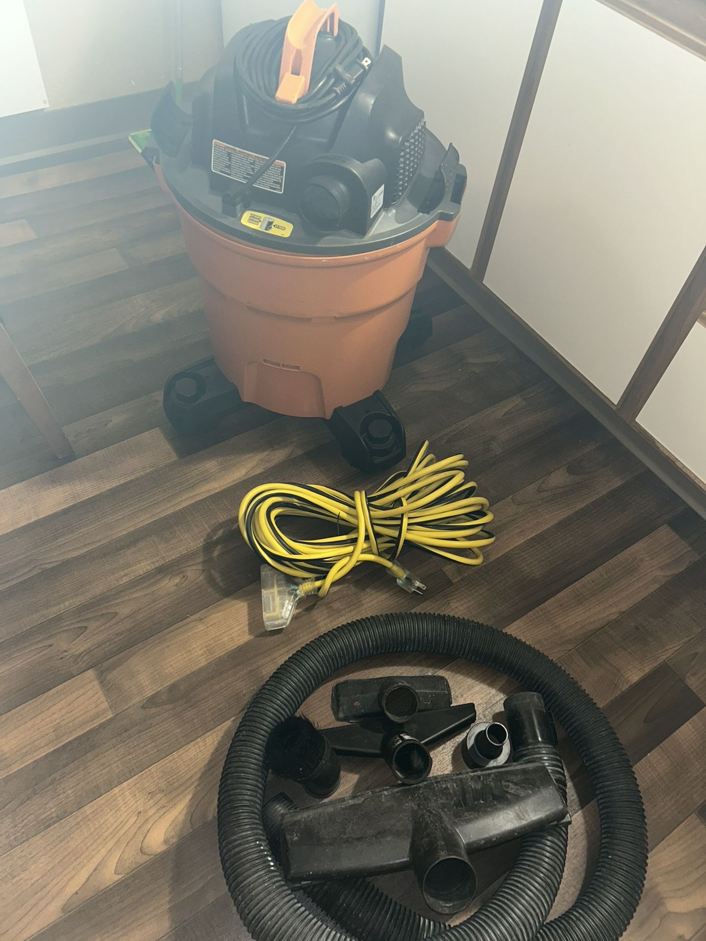 RIDGID 12 Gallon Wet Dry Vac w/  Southwire 50ft contractor extension cord & All Attachments