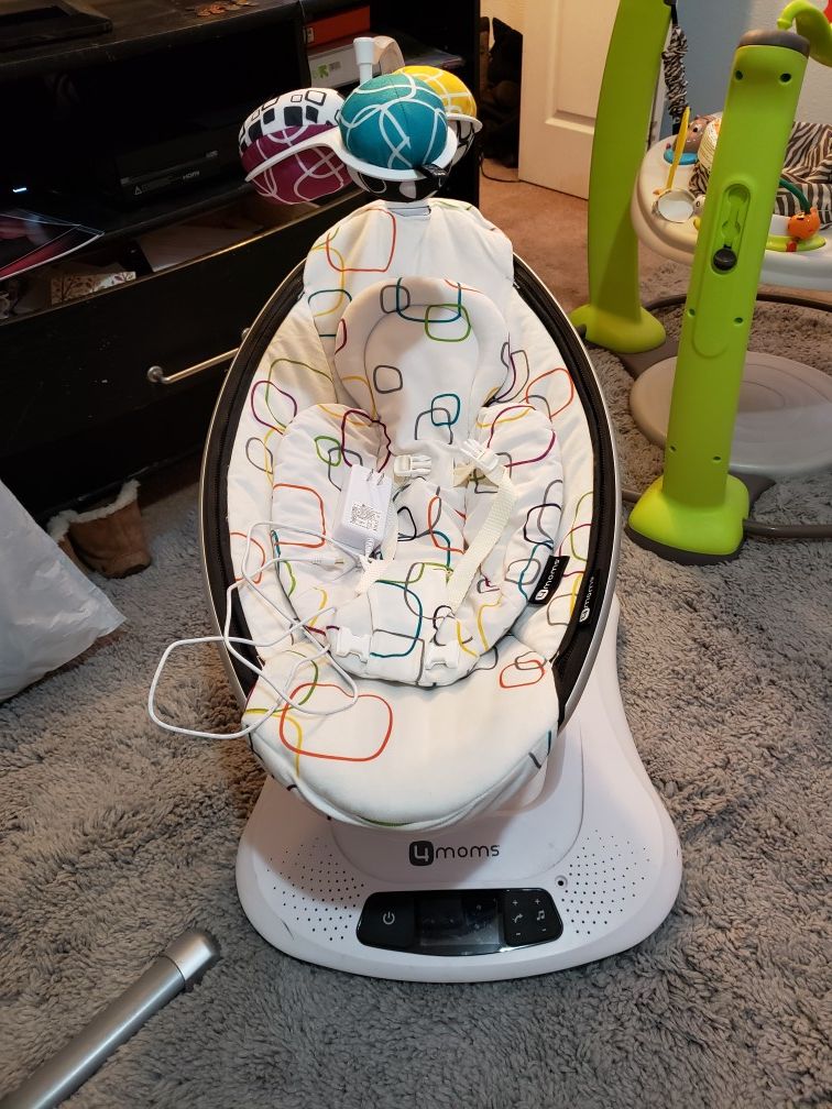 4moms mamaRoo 4 Baby Swing, high-tech Baby Rocker, Bluetooth Enabled – Soft, Plush Fabric with 5 Unique motions