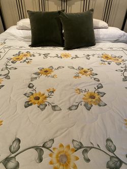 Queen Comforter With Two Pillows