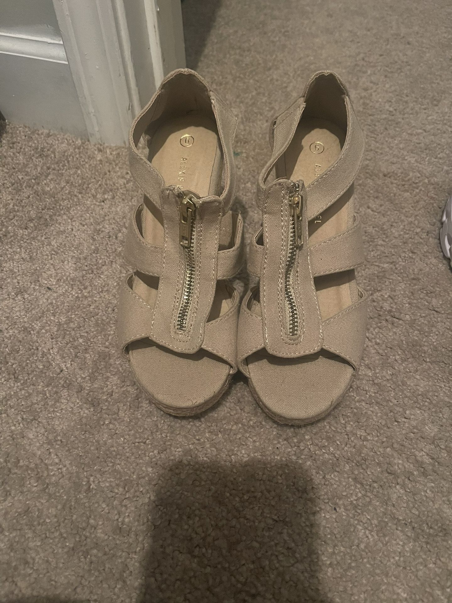 Ladies Wedge Sandals Size 6