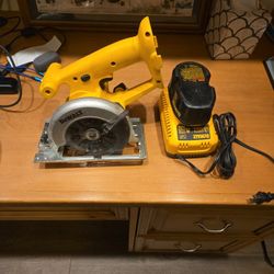 Dewalt 5 3/8 Trim Saw and Charger 