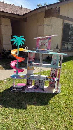 Large doll/barbie house