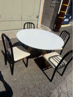 White round dinning table with 4 chairs