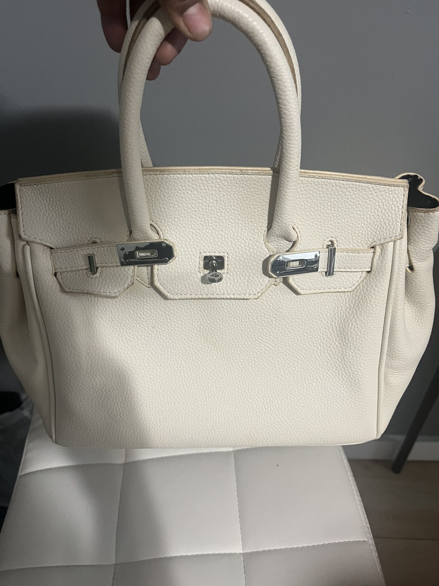 Good condition off white fashionable bag very pretty 😍 