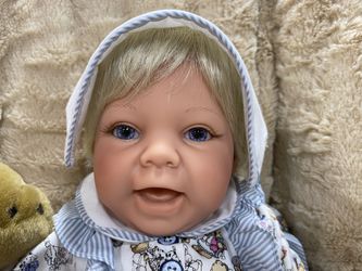 RETIRED  BNIB  Lee Middleton  Doll NURSE