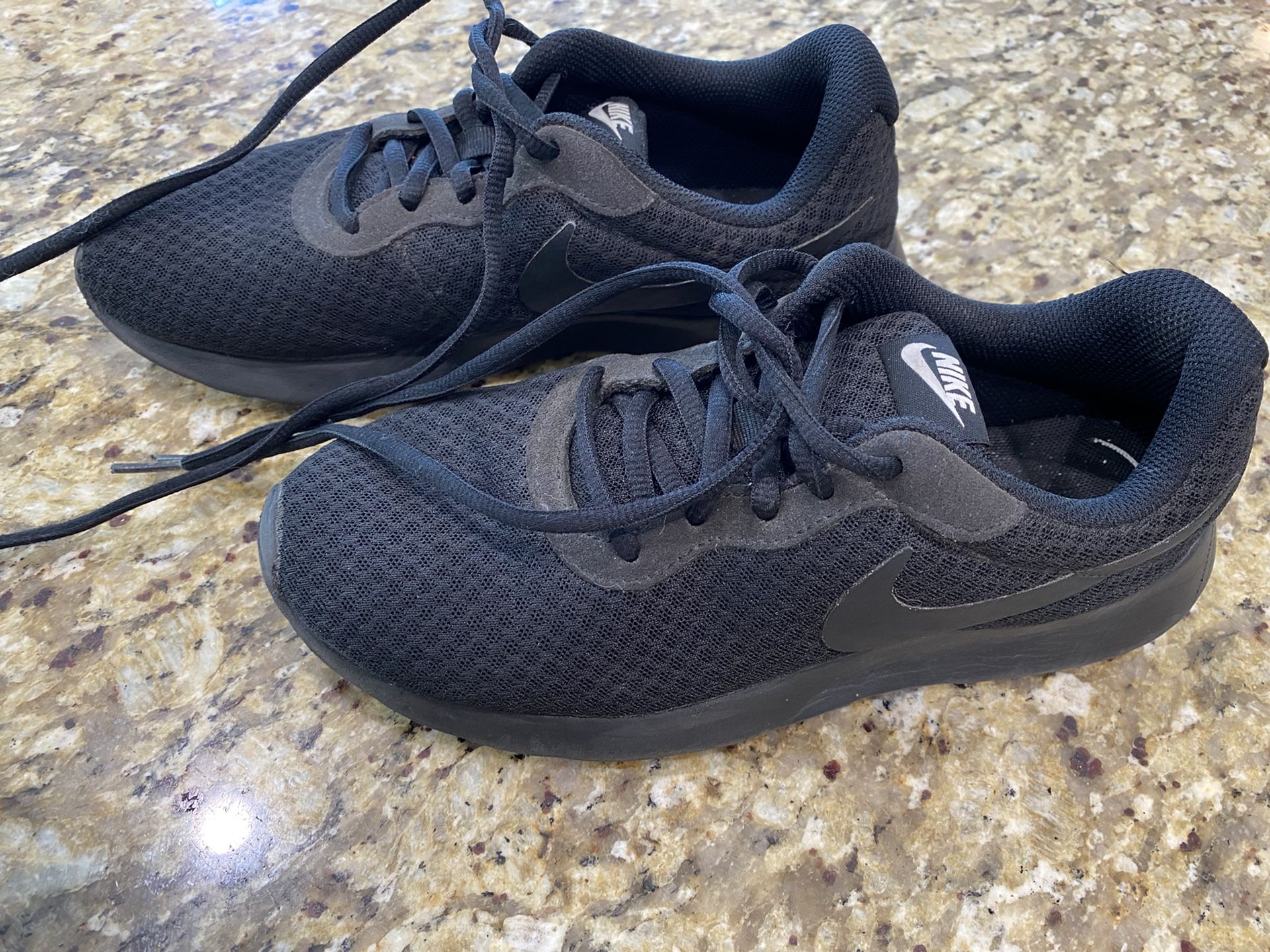 Black Nike Shoes 7 Womens