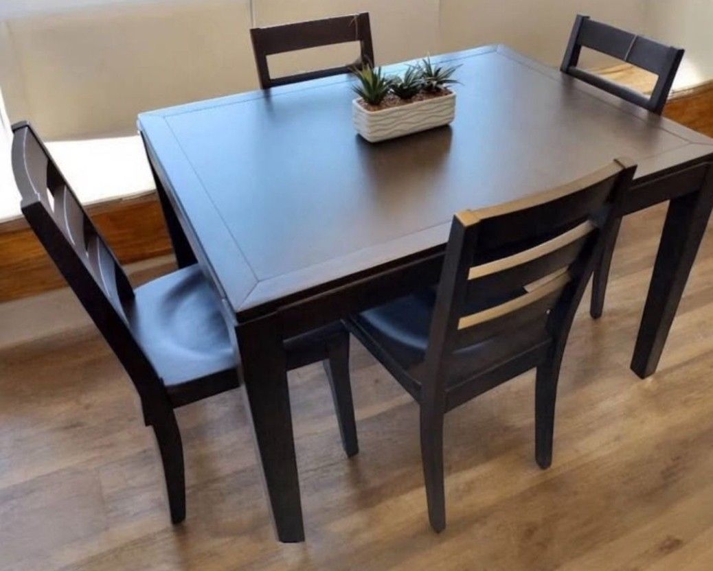 Beautiful 5 Pc Solid Dining Set With 4 Chairs