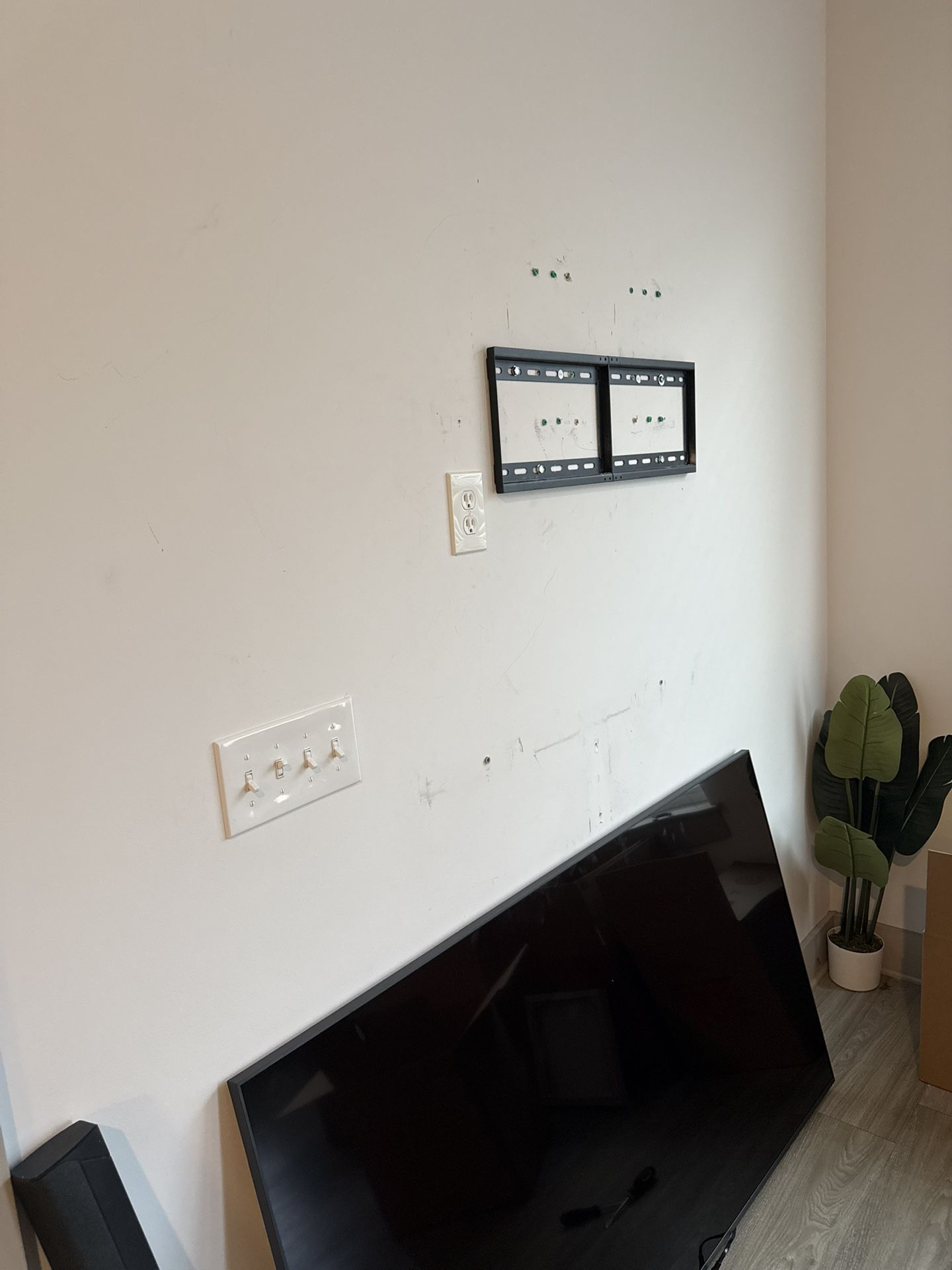 55” Inch Smart Tv With Mount
