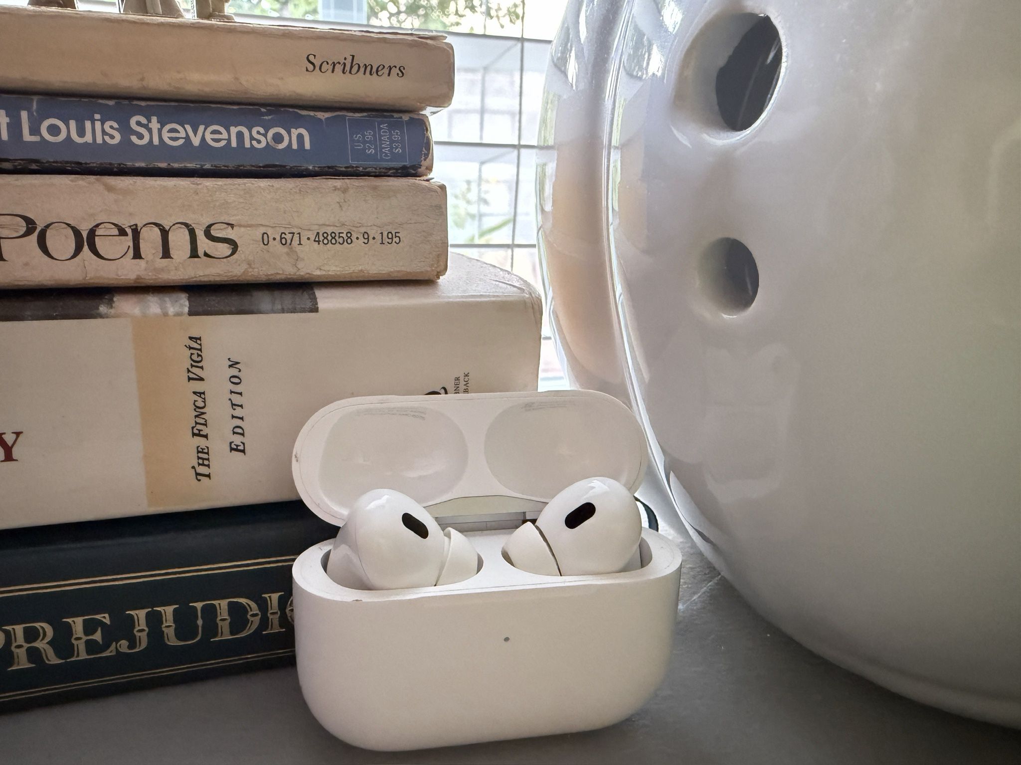 Apple AirPods Pro 2nd Gen with MagSafe Lightning Case